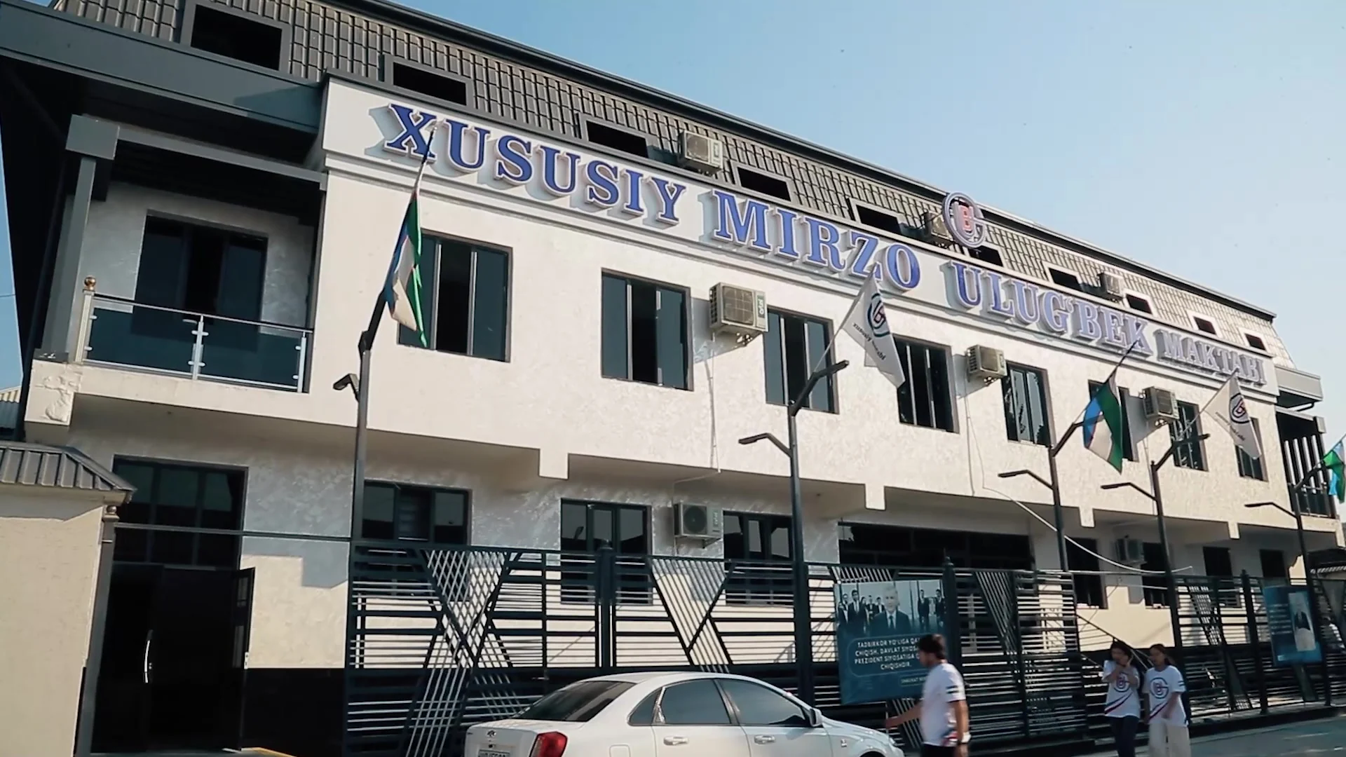 «Mirzo Ulug’bek» xususiy maktabining yangi binosi — peshtoqida «Xususiy Mirzo Ulug’bek maktabi» yozuvi