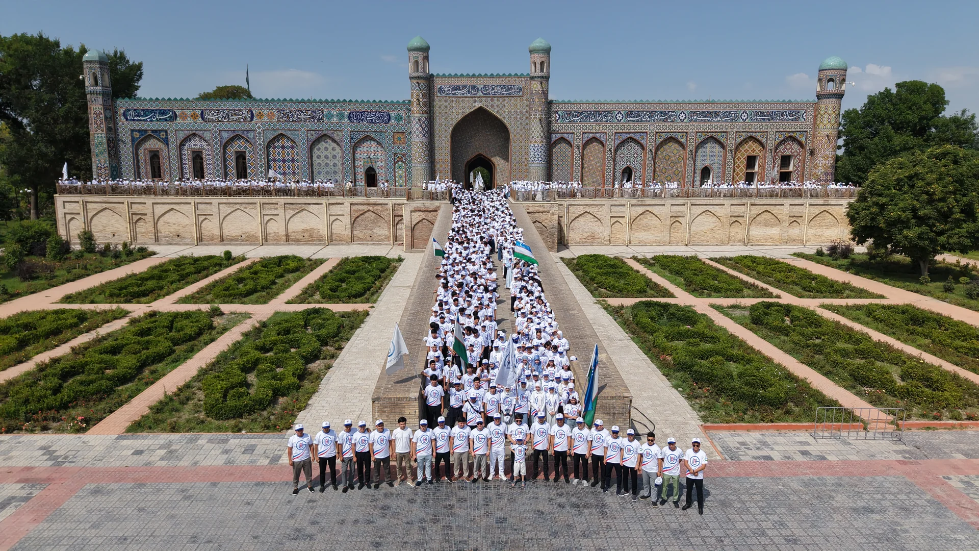 Qo’qon O’rdasi — o’quvchilarimiz saroy oldida, dron fotosi