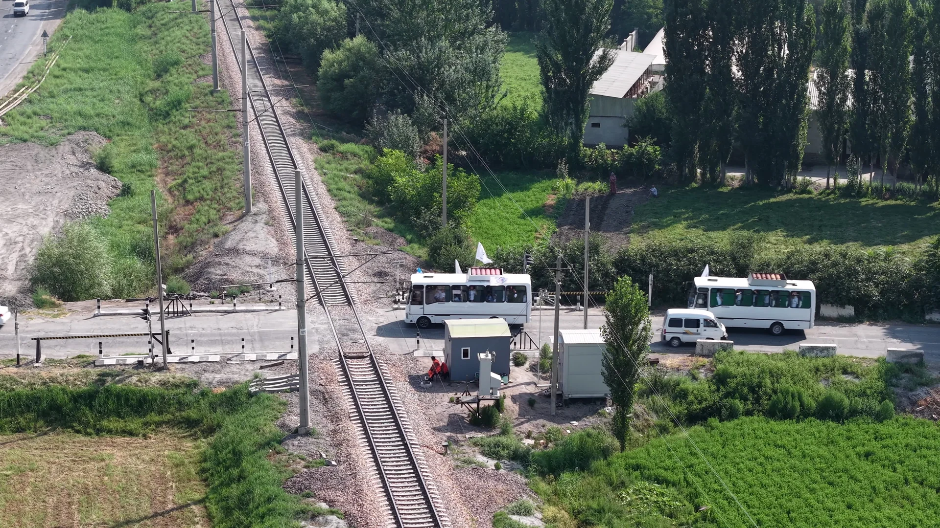 Temir yo’l kesishmasi va avtobuslar — dron kadri