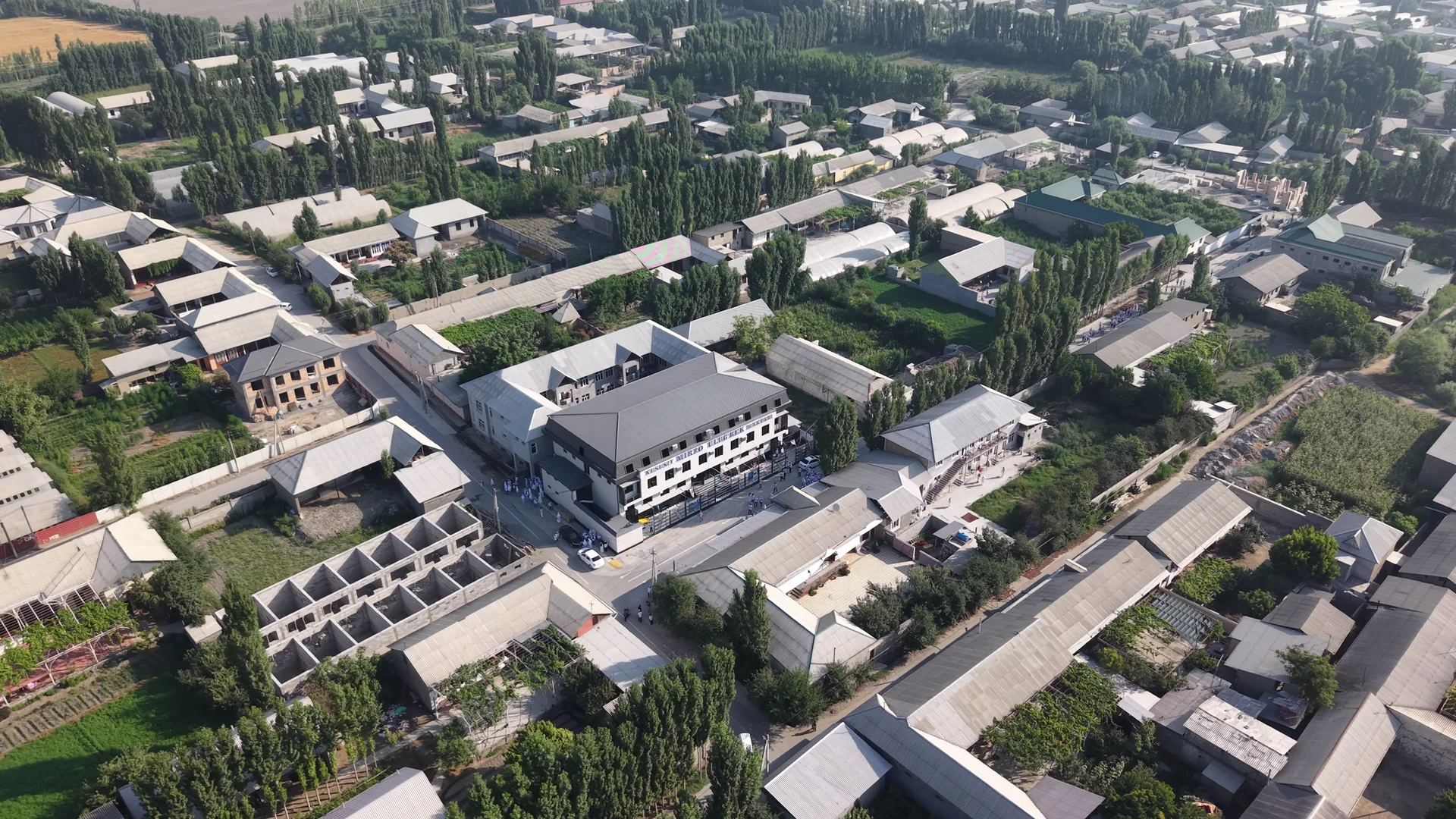 Qayrog’och qishlog’i — mahalla ichidagi maktab binosi, dron kadri