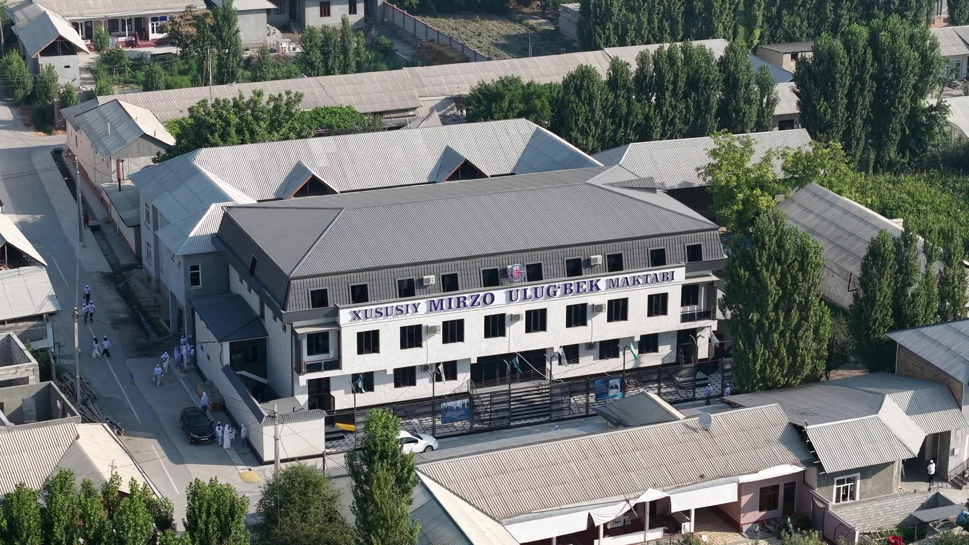 «Mirzo Ulug’bek» xususiy maktabining yangi binosi — yon tomondan, dron kadri